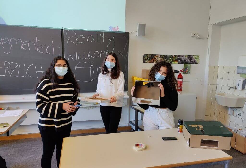 Educreators Projekt an der Kantonsschule am Brühl Schüler beim Präsentieren